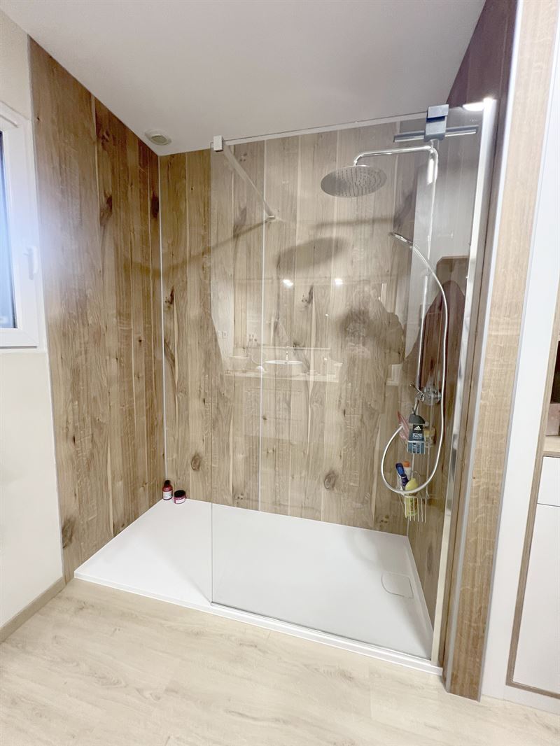 Salle de bain moderne bois et blanc à Beaulieu-sous-Bressuire 3