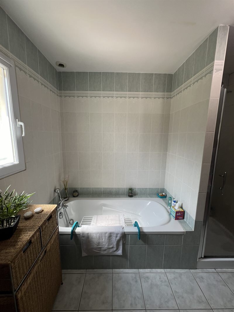 Salle de bain moderne bois et blanc à Beaulieu-sous-Bressuire 6