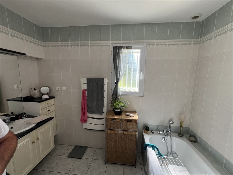 Salle de bain moderne bois et blanc à Beaulieu-sous-Bressuire 7