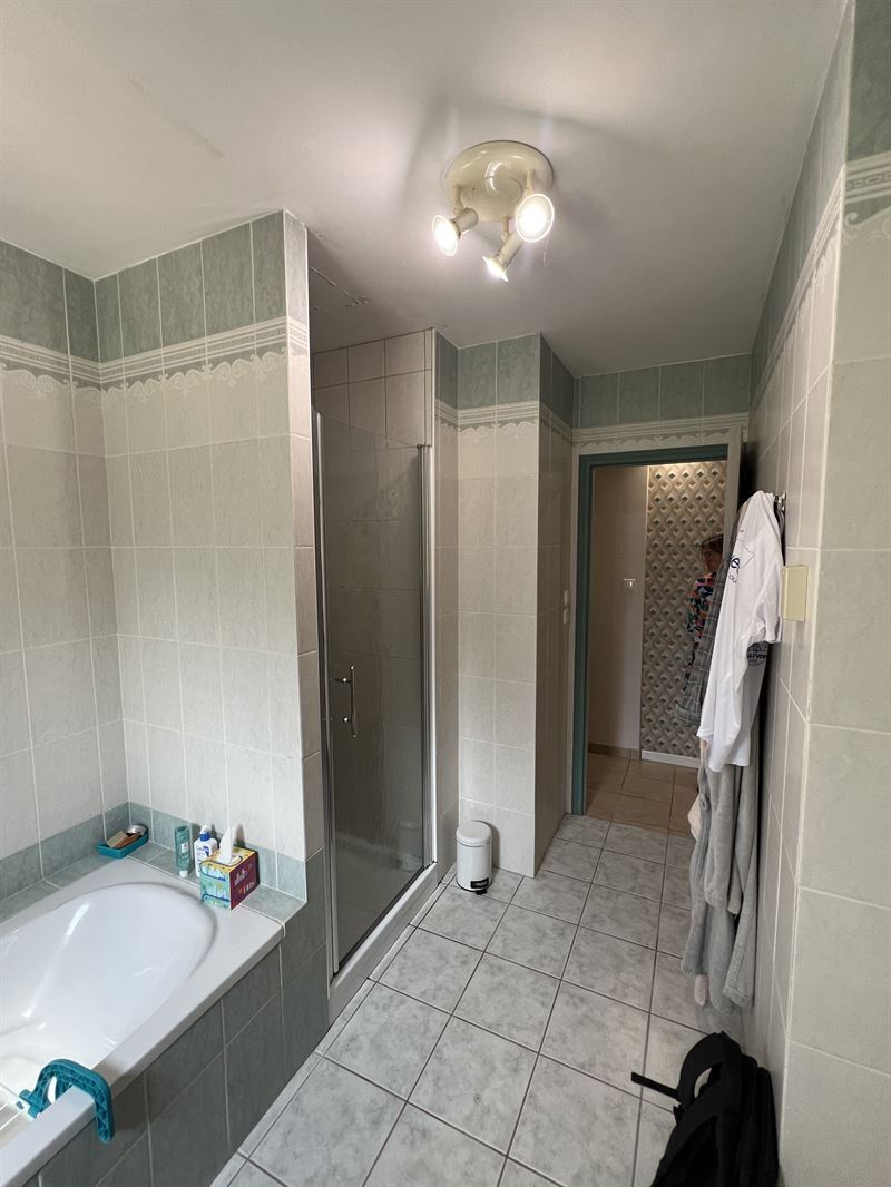 Salle de bain moderne bois et blanc à Beaulieu-sous-Bressuire 8