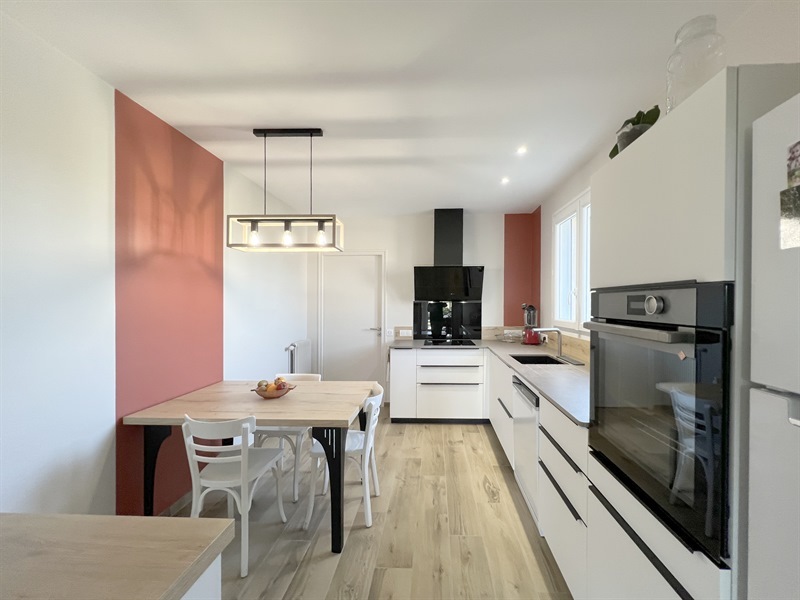 Cuisine fermée de style moderne bois et blanc à Bressuire 1