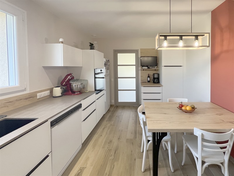 Cuisine fermée de style moderne bois et blanc à Bressuire 2