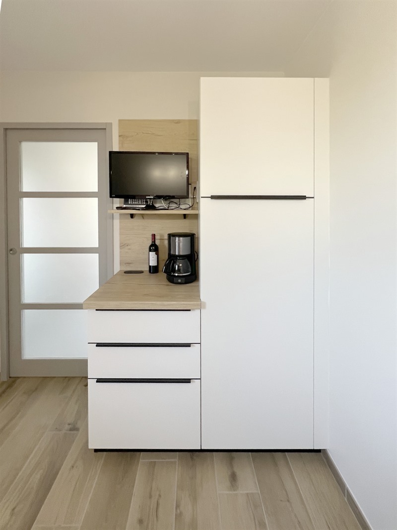 Cuisine fermée de style moderne bois et blanc à Bressuire 3