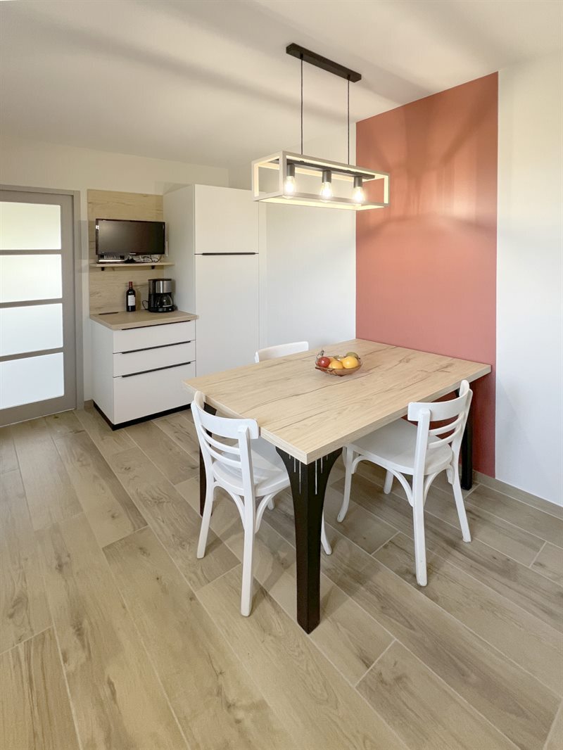 Cuisine fermée de style moderne bois et blanc à Bressuire 4