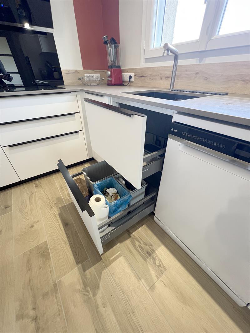 Cuisine fermée de style moderne bois et blanc à Bressuire 5