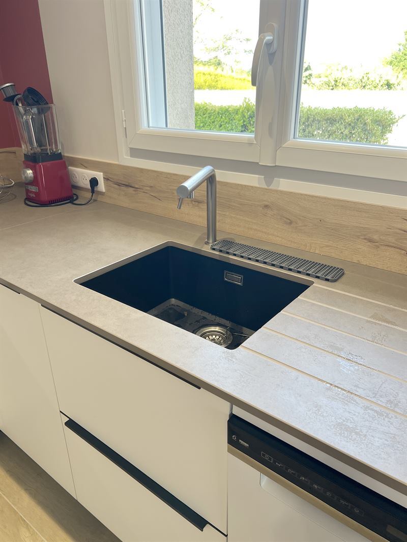 Cuisine fermée de style moderne bois et blanc à Bressuire 6