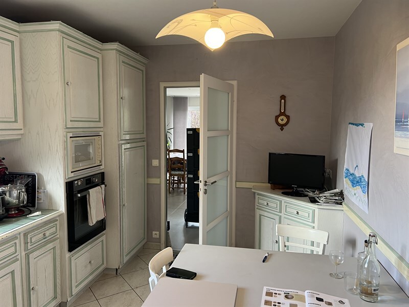 Cuisine fermée de style moderne bois et blanc à Bressuire 8
