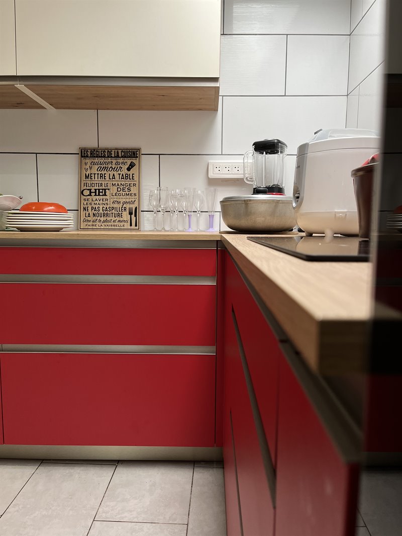 Cuisine fermée contemporaine rouge et bois à Cayenne | Raison Home - 2