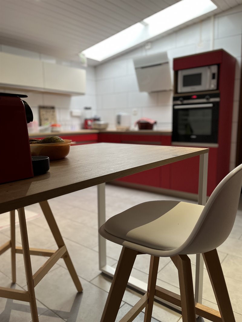 Cuisine fermée contemporaine rouge et bois à Cayenne | Raison Home - 4