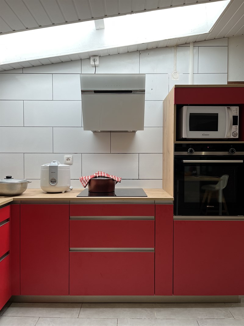 Cuisine fermée contemporaine rouge et bois à Cayenne | Raison Home - 5