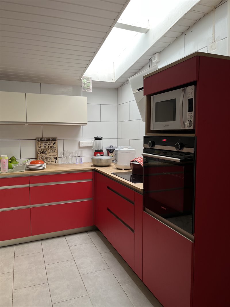 Cuisine fermée contemporaine rouge et bois à Cayenne | Raison Home - 7