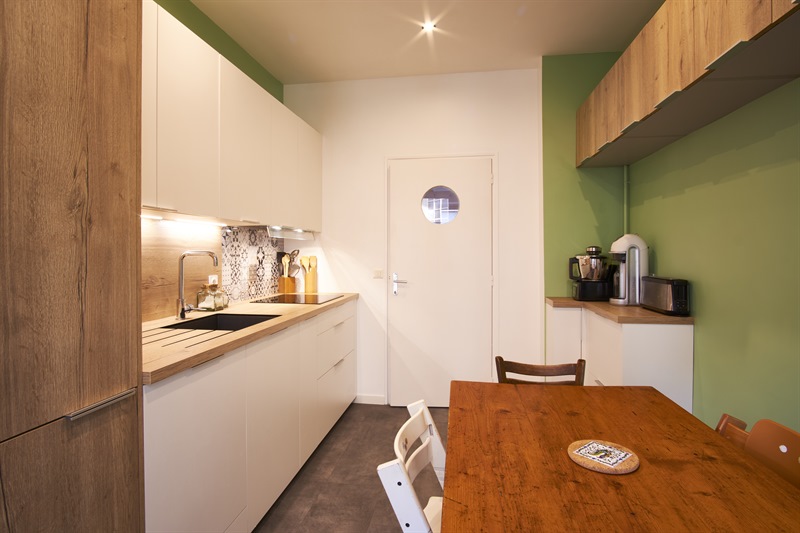 Cuisine fermée de style moderne bois et blanc à Grenoble | Raison Home - 2