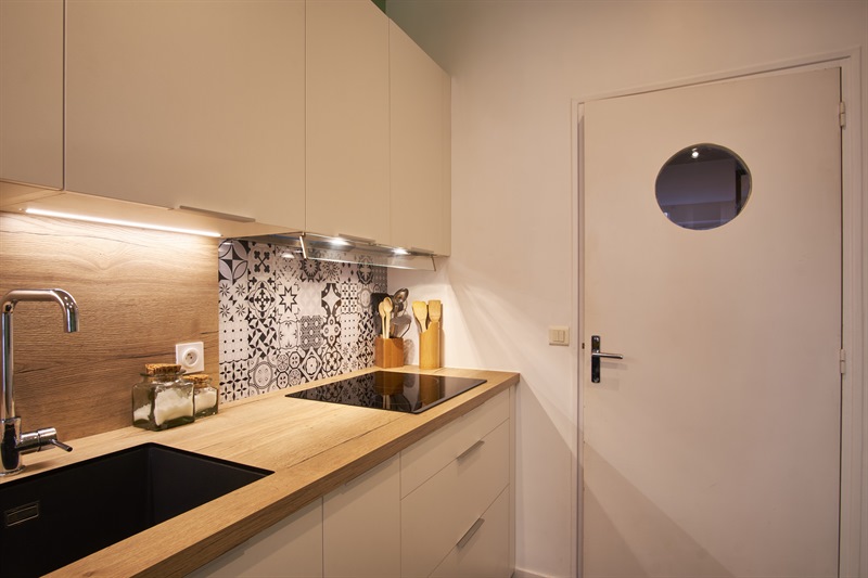 Cuisine fermée de style moderne bois et blanc à Grenoble | Raison Home - 3