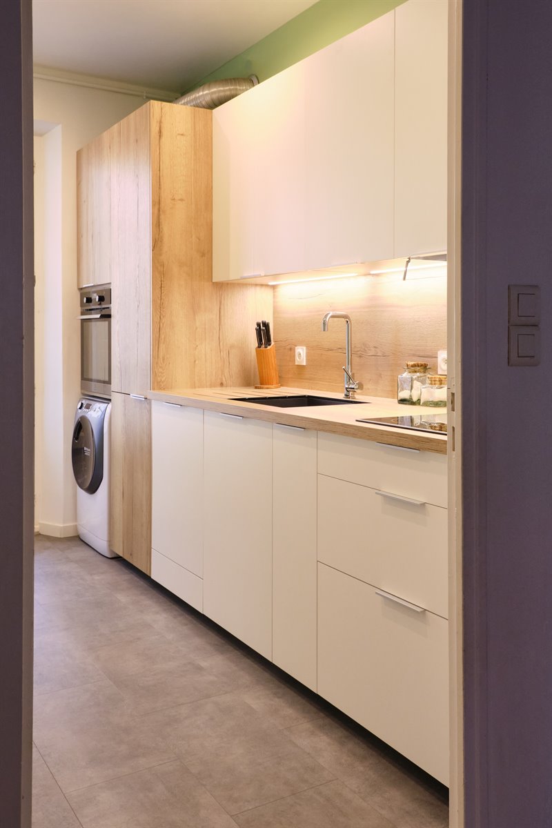 Cuisine fermée de style moderne bois et blanc à Grenoble | Raison Home - 7