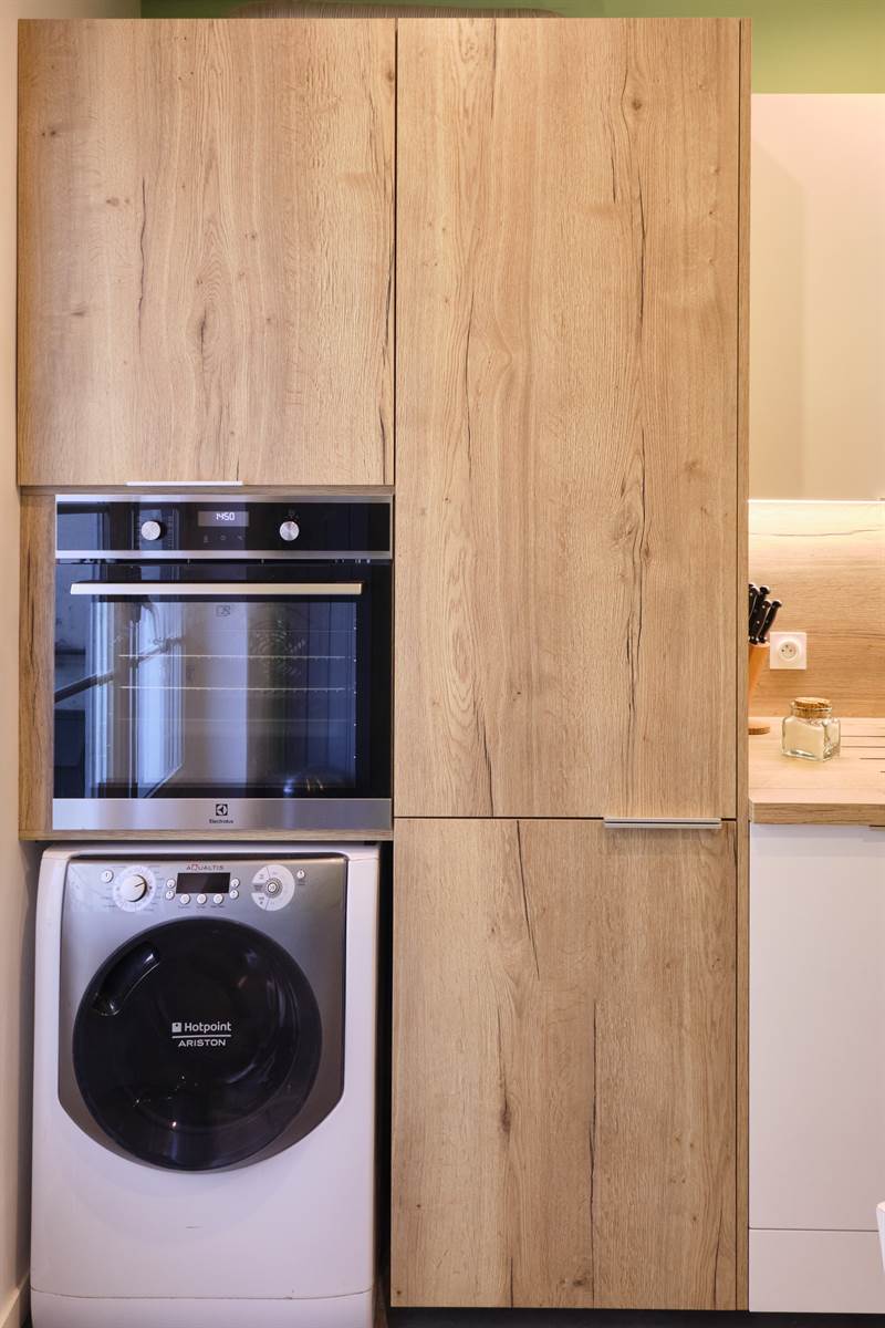 Cuisine fermée de style moderne bois et blanc à Grenoble | Raison Home - 9