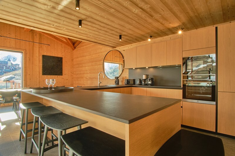 Cuisine spacieuse en bois et Dekton aux Deux Alpes | Raison Home - 1