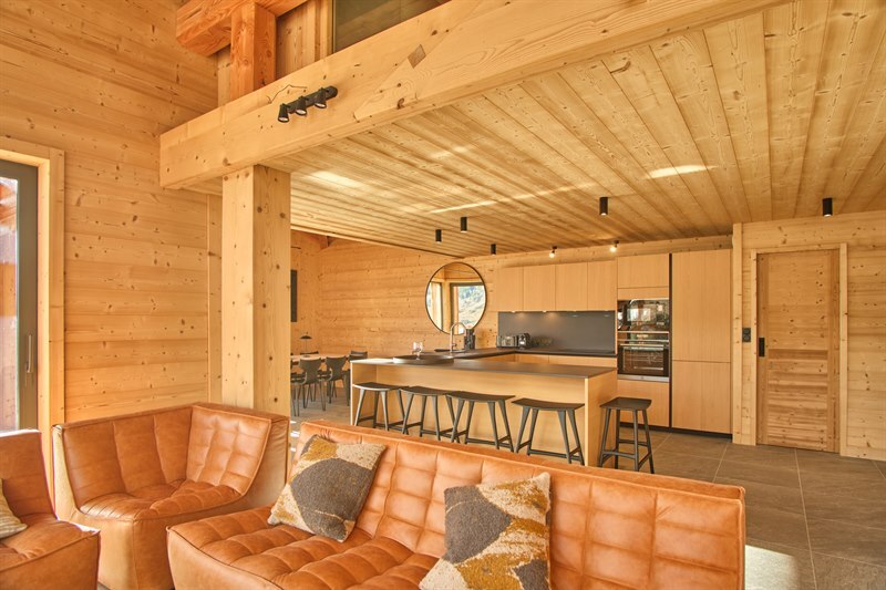 Cuisine spacieuse en bois et Dekton aux Deux Alpes | Raison Home - 2