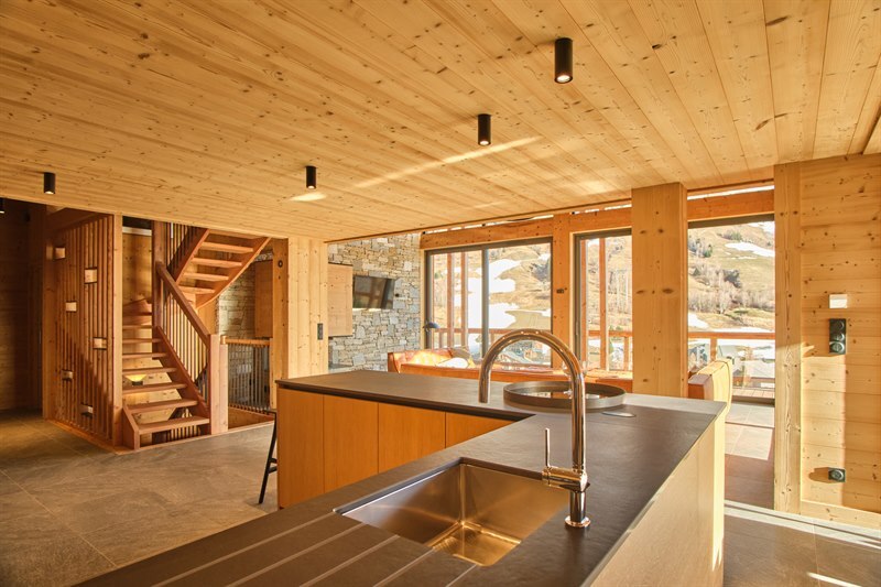 Cuisine spacieuse en bois et Dekton aux Deux Alpes | Raison Home - 3