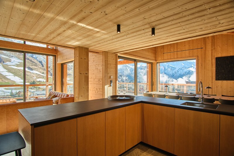 Cuisine spacieuse en bois et Dekton aux Deux Alpes | Raison Home - 4
