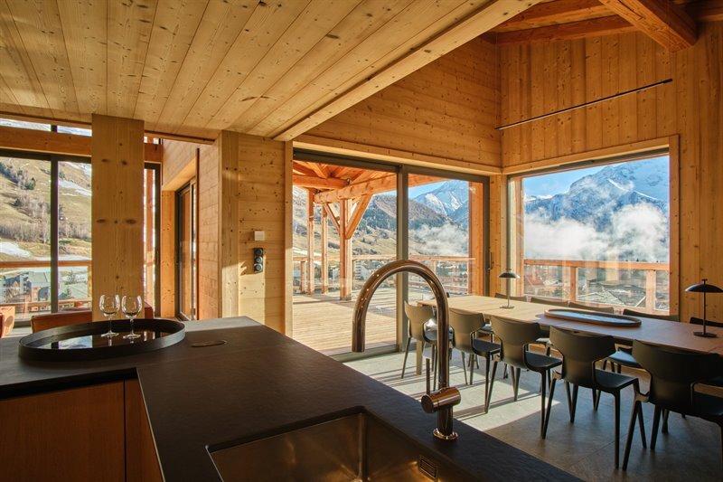 Cuisine spacieuse en bois et Dekton aux Deux Alpes | Raison Home - 5