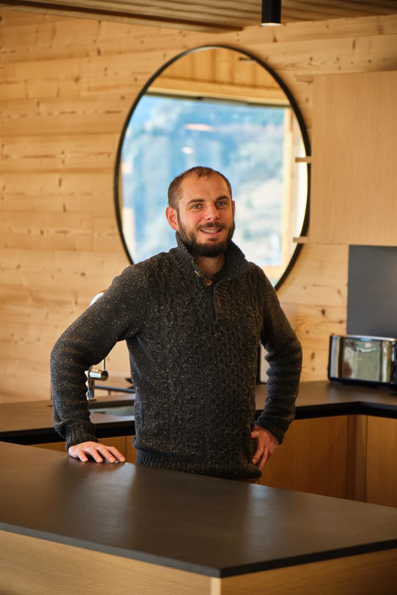 Cuisine spacieuse en bois et Dekton aux Deux Alpes | Raison Home - 6