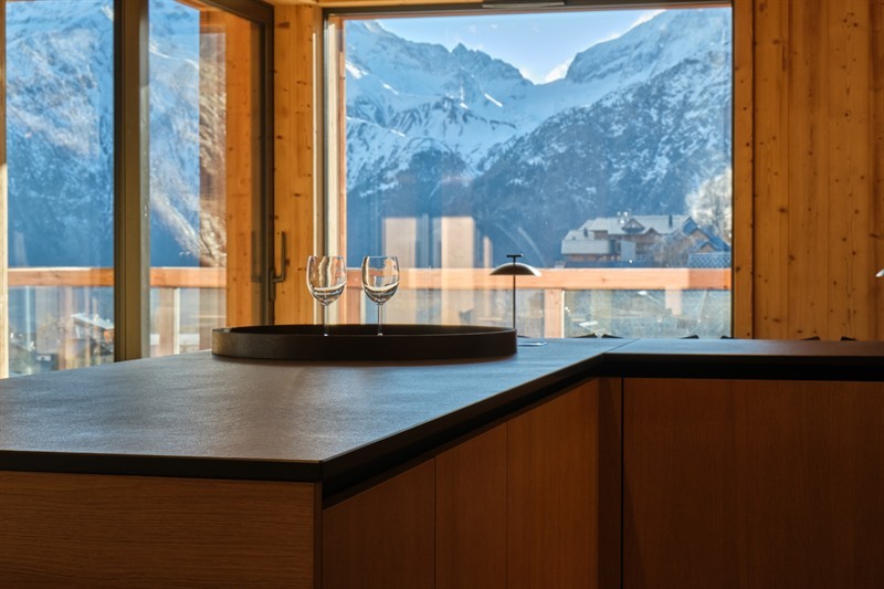 Cuisine spacieuse en bois et Dekton aux Deux Alpes | Raison Home - 7