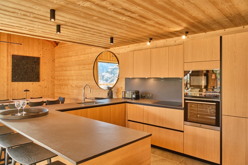 Cuisine spacieuse en bois et Dekton aux Deux Alpes | Raison Home - 8