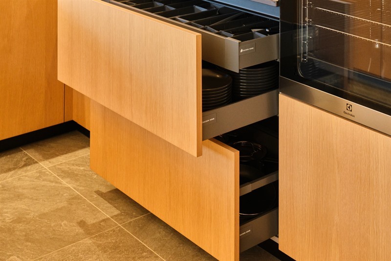 Cuisine spacieuse en bois et Dekton aux Deux Alpes | Raison Home - 10