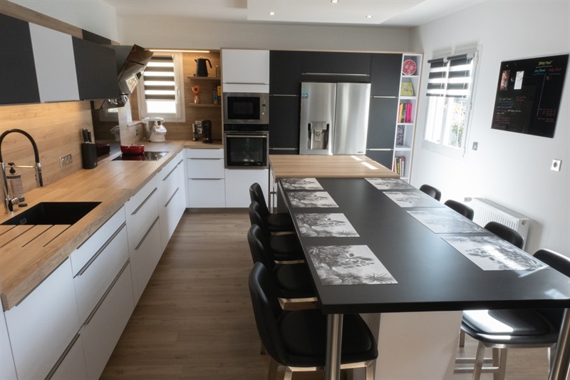 Cuisine ouverte de style moderne bois, noir et blanc à Demouville | Raison Home - 1