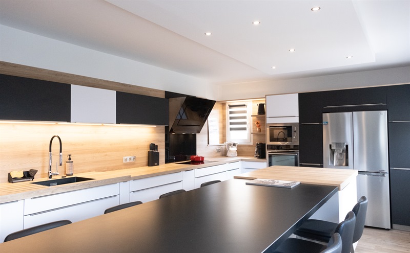 Cuisine ouverte de style moderne bois, noir et blanc à Demouville | Raison Home - 2