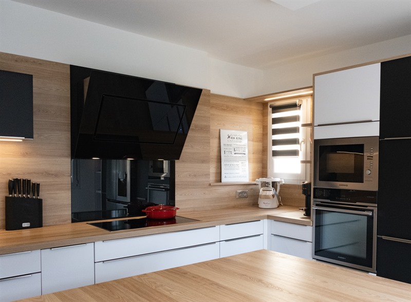 Cuisine ouverte de style moderne bois, noir et blanc à Demouville | Raison Home - 4