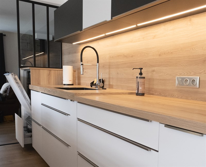 Cuisine ouverte de style moderne bois, noir et blanc à Demouville | Raison Home - 8