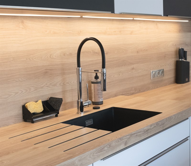 Cuisine ouverte de style moderne bois, noir et blanc à Demouville | Raison Home - 9