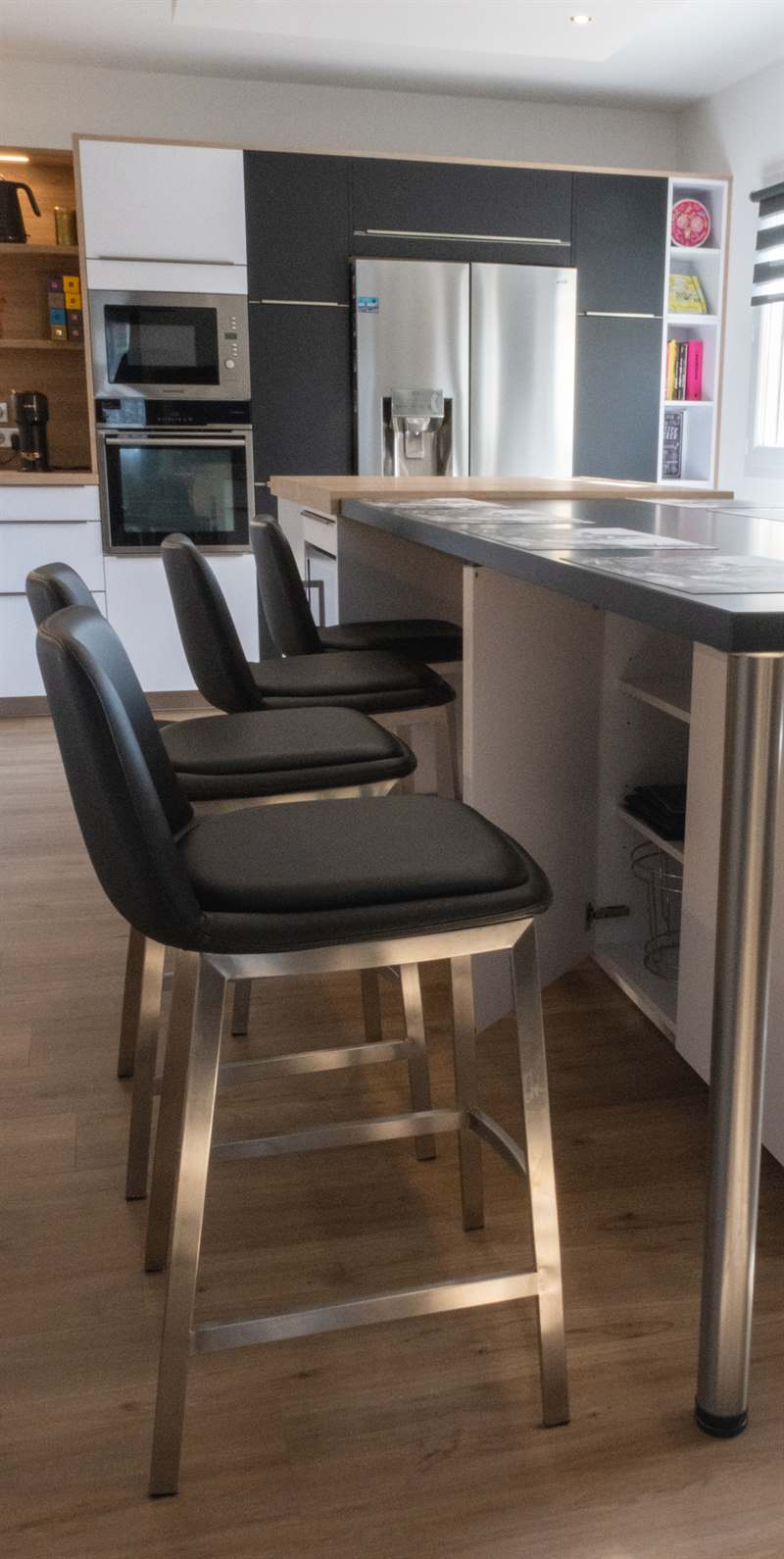 Cuisine ouverte de style moderne bois, noir et blanc à Demouville | Raison Home - 10