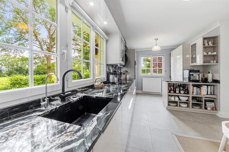 Cuisine moderne beige avec plan de travail en pierre au Monts-d'Andaine 9