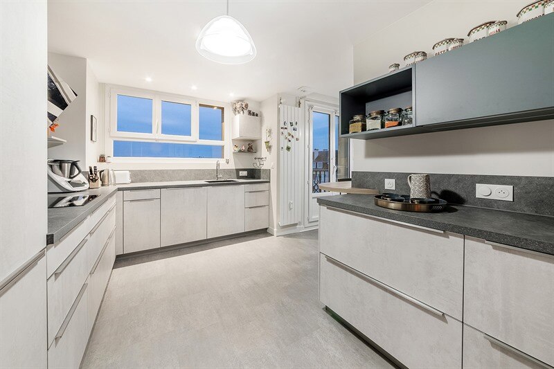 Cuisine fermée de style moderne blanc, gris et vert à Caen 6