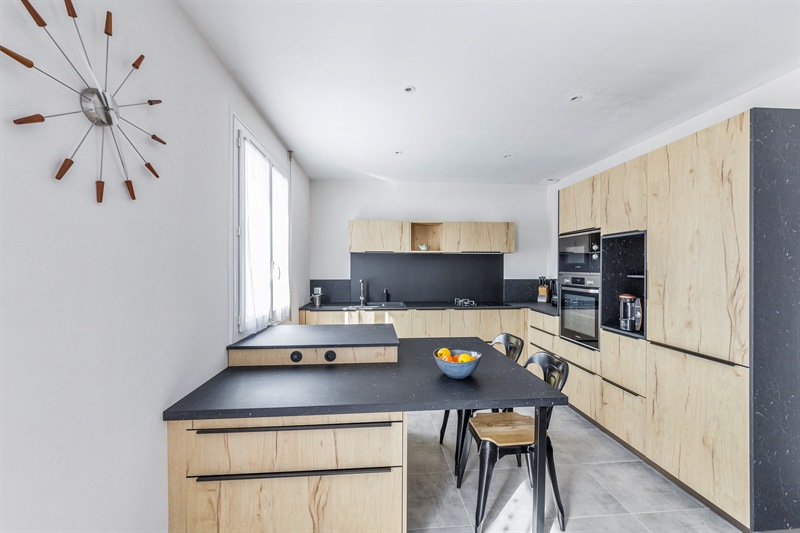 Cuisine contemporaine bois et gris foncé en L à Mauges-sur-Loire | Raison Home - 1