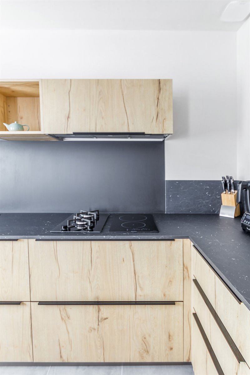 Cuisine contemporaine bois et gris foncé en L à Mauges-sur-Loire | Raison Home - 2