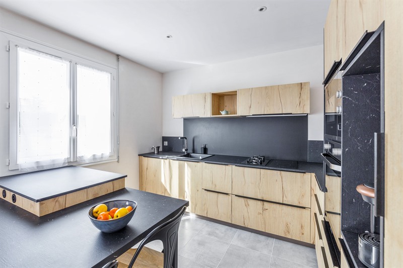 Cuisine contemporaine bois et gris foncé en L à Mauges-sur-Loire | Raison Home - 3