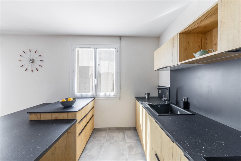 Cuisine contemporaine bois et gris foncé en L à Mauges-sur-Loire | Raison Home - 4