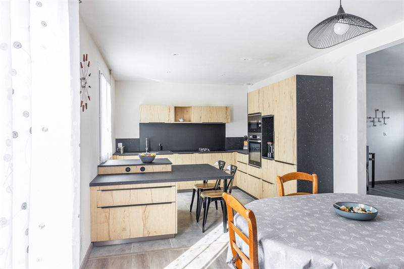 Cuisine contemporaine bois et gris foncé en L à Mauges-sur-Loire | Raison Home - 5
