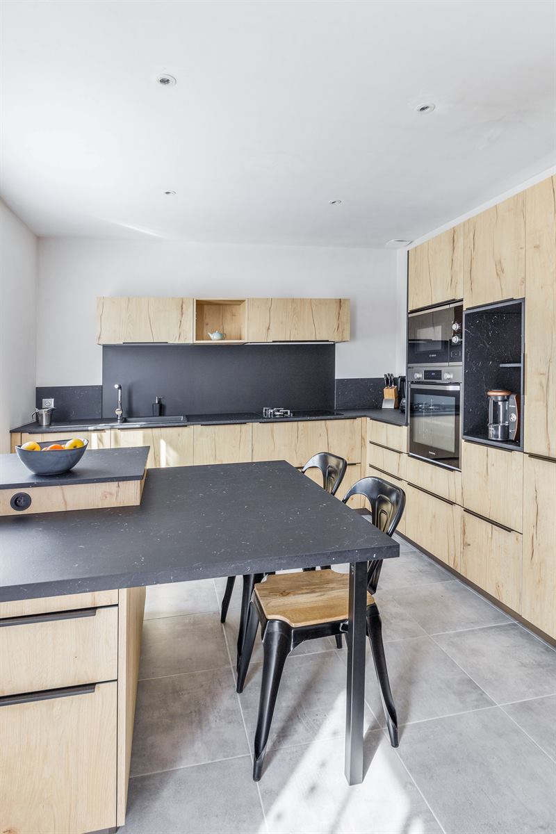 Cuisine contemporaine bois et gris foncé en L à Mauges-sur-Loire | Raison Home - 6
