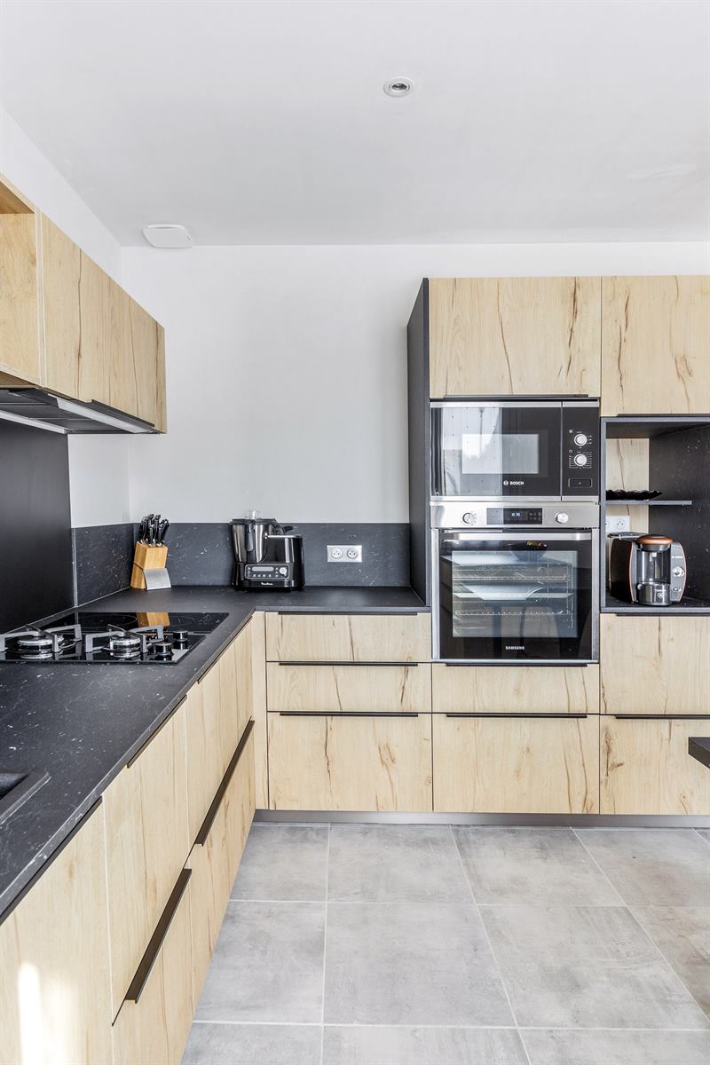 Cuisine contemporaine bois et gris foncé en L à Mauges-sur-Loire | Raison Home - 7