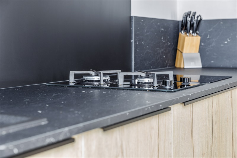 Cuisine contemporaine bois et gris foncé en L à Mauges-sur-Loire | Raison Home - 9