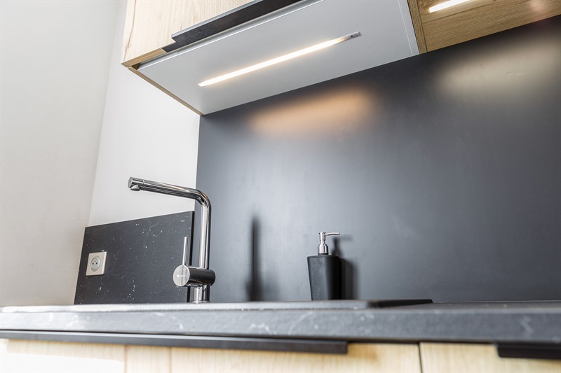 Cuisine contemporaine bois et gris foncé en L à Mauges-sur-Loire | Raison Home - 10