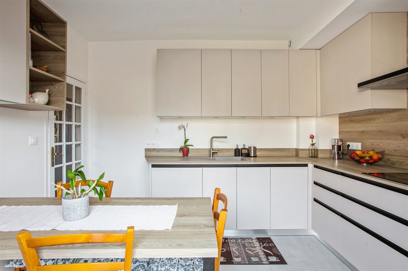 Cuisine fermée de style contemporain bois et beige à Montesson | Raison Home - 1