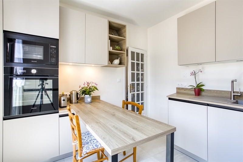 Cuisine fermée de style contemporain bois et beige à Montesson 2