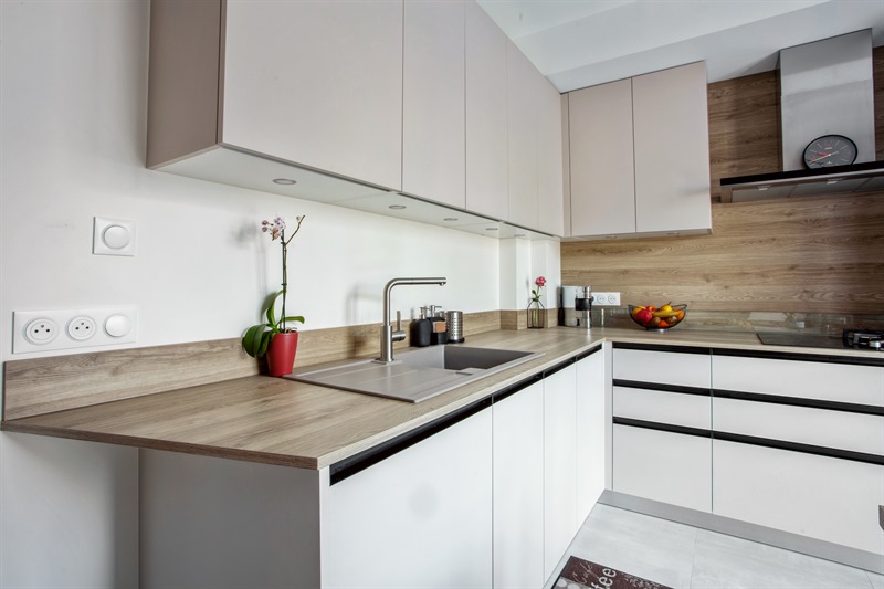 Cuisine fermée de style contemporain bois et beige à Montesson | Raison Home - 2