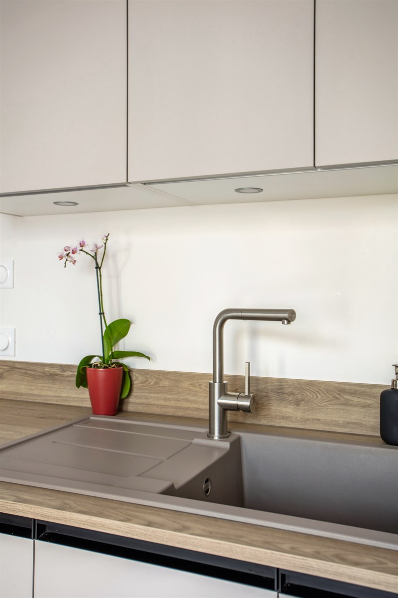 Cuisine fermée de style contemporain bois et beige à Montesson | Raison Home - 3