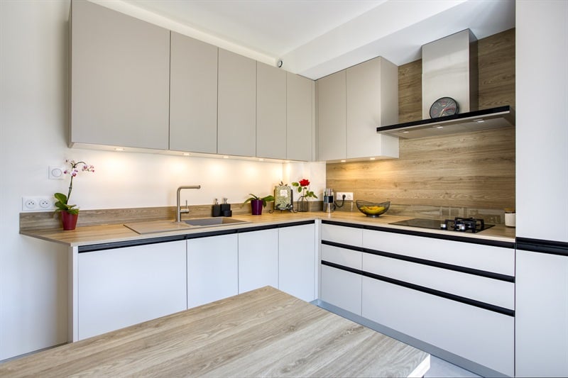 Cuisine fermée de style contemporain bois et beige à Montesson | Raison Home - 4